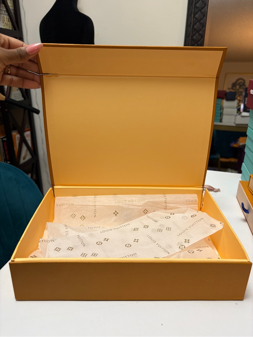 Louis Vuitton Box & Ribbon - Picture 4 of 5
